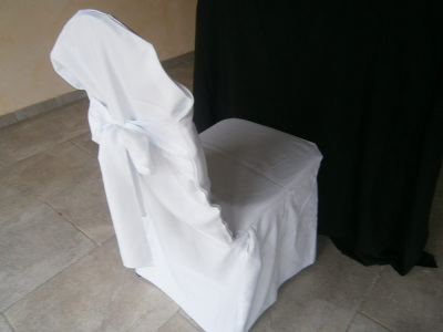 pour la décoration de la salle de mariage, optez pour les housses de chaise