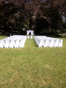 housses blanches pour un mariage immaculé